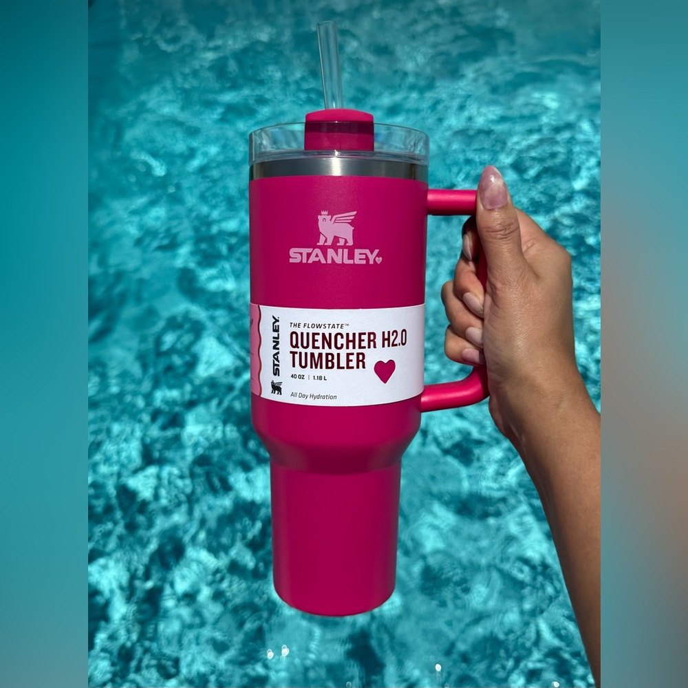 NWT Stanley Quencher H2.0
FlowState Tumbler 40oz, COSMO PINK 💖
